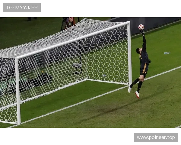 库尔图瓦:禁区统治+高球处理构建的防守安全堡垒 库尔图瓦:禁区统治+高球处理构建的防守安全堡垒