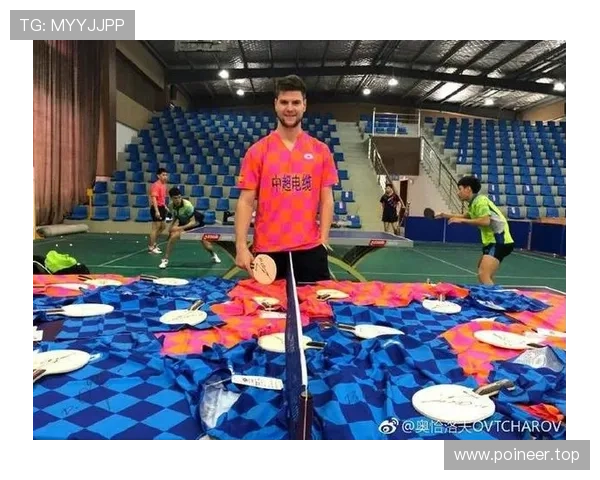 王燊超今天又穿着运动服，路边买菜的样子居然比赛场上接地气多了！